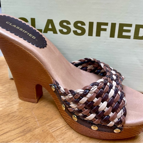 Brown and tan sandals - Picture 5 of 11